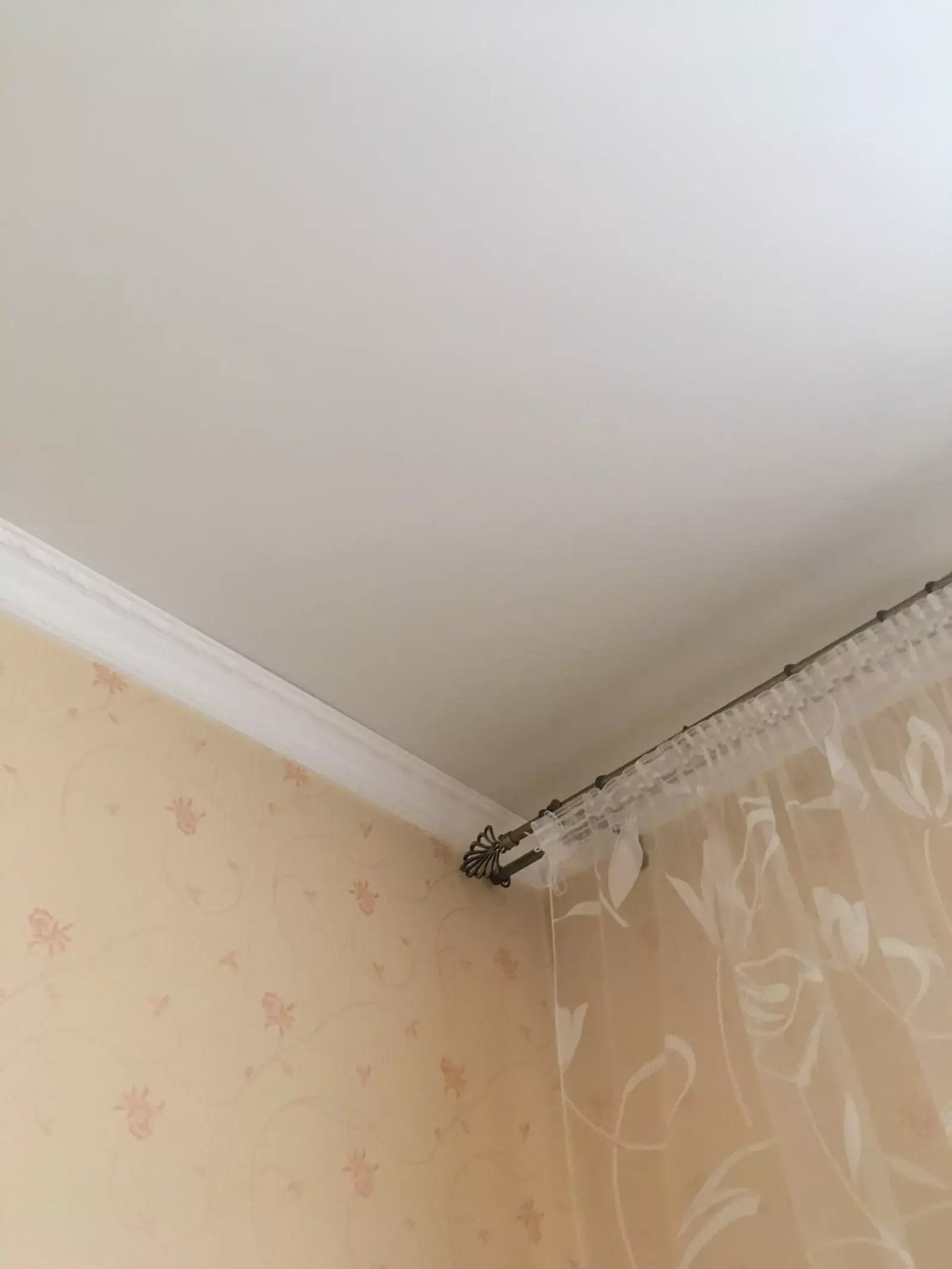 Установка натяжного потолка ПВХ в комнату — Улан-Удэ, Краснофлотская улица, 4, фото 1
